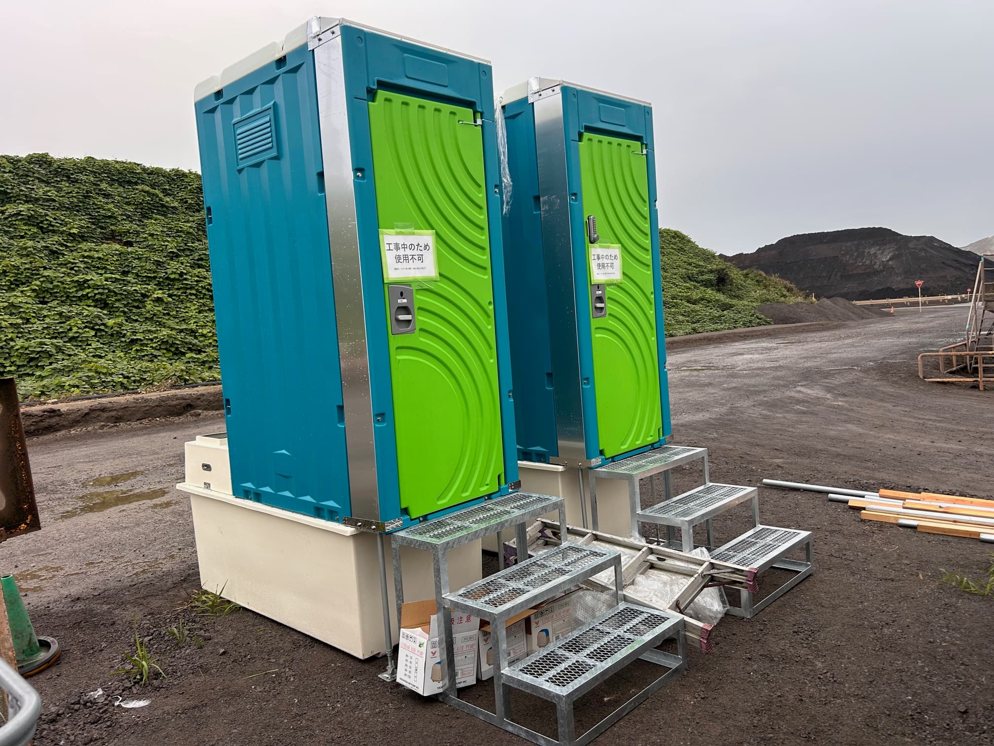 設置現場で稼働するウォータストイレ