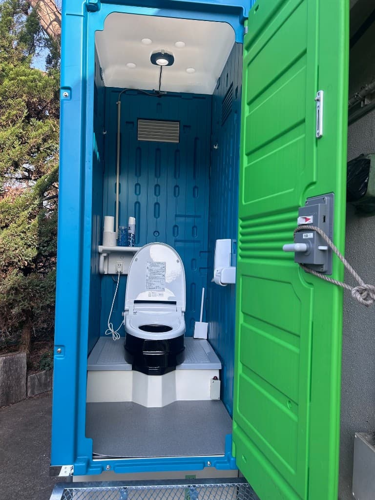 便座が開いた広々としたウォータストイレの室内