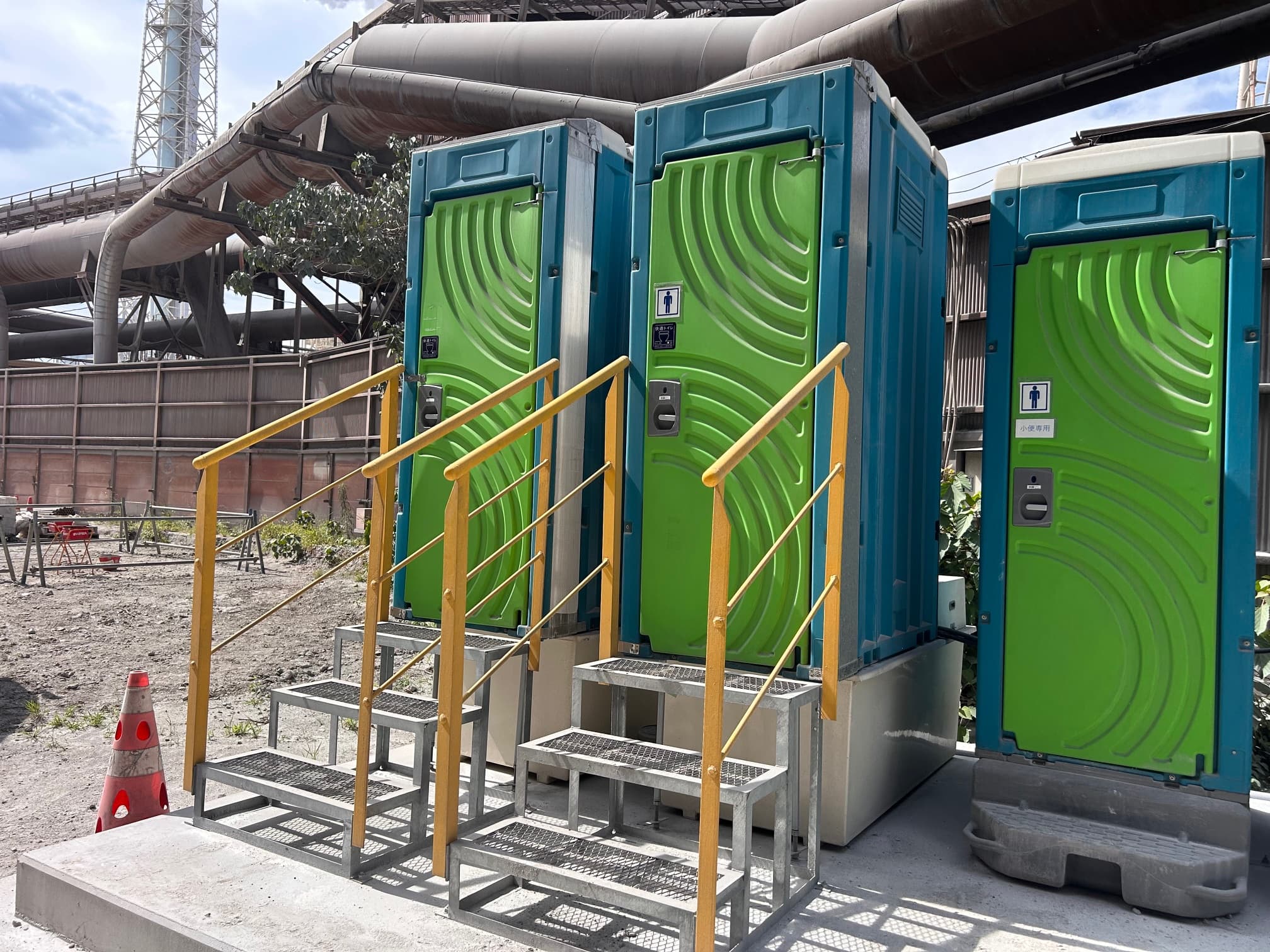 工場敷地内に設置されたウォータストイレの様子